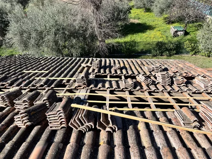 Artisan couvreur r&eacute;alisant une r&eacute;novation de toiture &agrave; Lons-le-Saunier