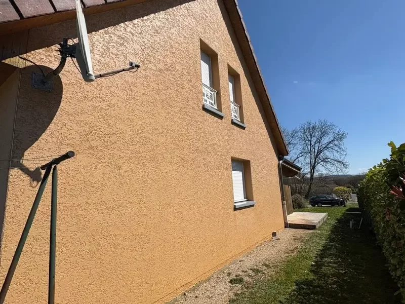 Maison avec une fa&ccedil;ade r&eacute;nov&eacute;e et propre &agrave; Lons-le-Saunier